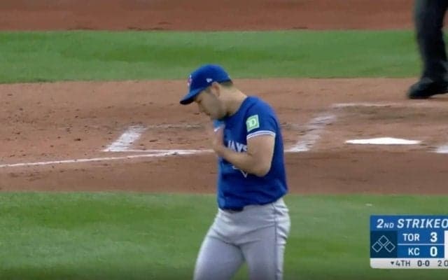 一体、何が起こった…！？ ブルージェイズ・菊池雄星の“指ペロペロ”がヤバすぎると話題に　見逃し三振を奪った豪速球にファン騒然 「無双状態だな」「最多勝狙える」