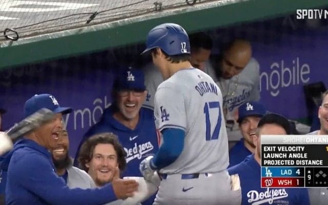 放送事故レベル！ 大谷翔平、ベンチ前でハプニング発生… 特大アーチ後の“お祭り騒ぎ”がヤバすぎると話題に　ファン騒然「監督テンション高っ！」「愛されすぎだろ」