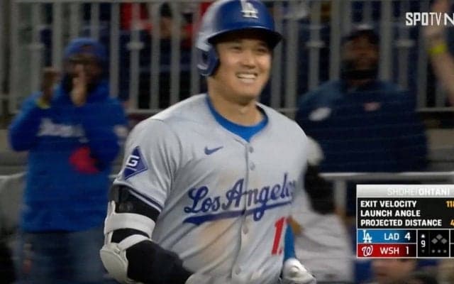 一体、何が起きた！？ 大谷翔平、特大アーチ後にハプニング発生… 喜びすぎて同僚に“異変”　ファン騒然「大丈夫かよw」「吹っ飛ぶレベルだな」