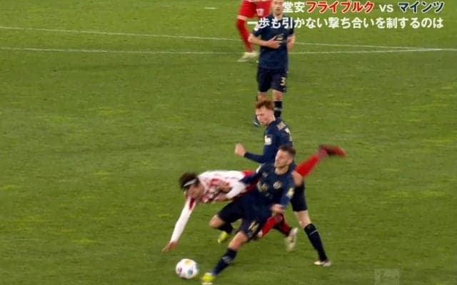 「危ない…」「ラグビーかよ！」堂安律チームメイトが“恐怖のダブルタックル”を食らって吹っ飛んだ瞬間…強烈な挟み撃ちにファンも心配「すごい飛び方したな」