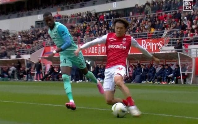 「決めてくれ！」中村敬斗の“アシスト未遂”にサポーターも頭を抱える…キックフェイントで敵をぶち抜く→ピンポイントクロスを通した一部始終