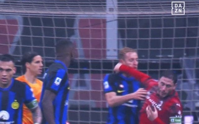 「キャプテンマークを返上しろ！」ミラン主将が“顔面に裏拳”を見舞ってレッドカード…悪質な愚行の一部始終に「何やってんだよ…」「もうお別れしよう」など批判殺到