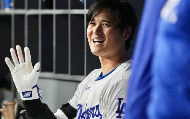 大谷翔平と“仲良さげな”日本人「誰かな？」　ベンチでサイン…思い出した4か月前