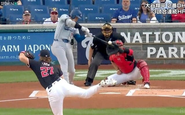 「直撃したら死ぬぞ」大谷翔平“いきなり爆速”ツーベースにファン驚愕　打球速度は186キロ「まさに快音」球場切り裂く打球音にも衝撃