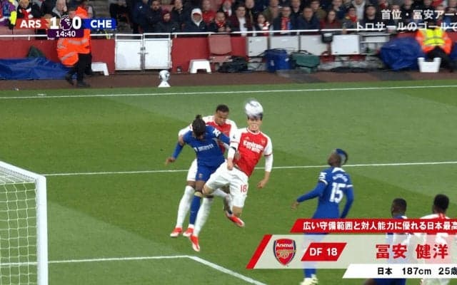 「なぜそこに冨安！」冨安健洋、ストライカーばりヘディングシュートでスタジアムを沸かせた瞬間　死角からマークを外してドンピシャクロスに飛び込むセンスフルな攻撃参加に「素晴らしい」