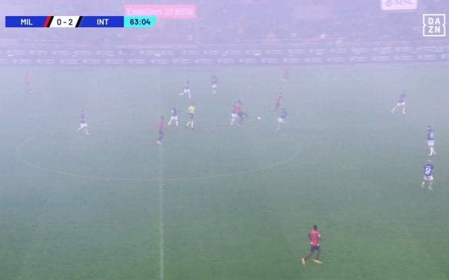 何も見えねぇ！ ミラノ・ダービーで放送事故？ 中継映像が真っ白になり選手もボールがほぼ消えた一部始終「霧なのか発煙筒なのか…」ファン困惑