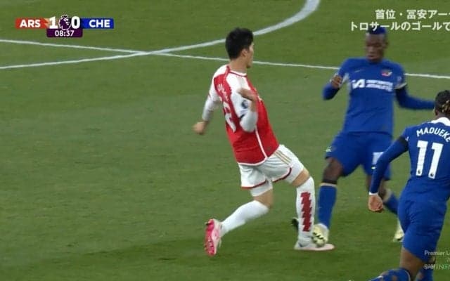 「カードやろ！」「いや普通にレッド」冨安健洋が超危険タックル＆足を踏みつけられた決定的瞬間　足首グニャリの極悪プレーにもお咎めなしで「トミー大丈夫か？」