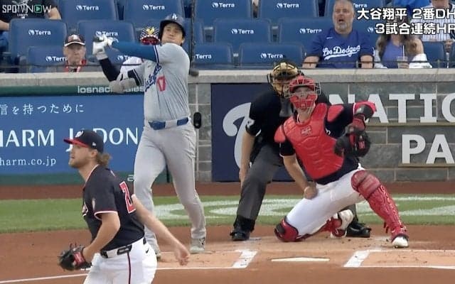 マジかよ！大谷翔平の驚速ツーベースに投手“呆然” 打った瞬間振り返り絶望…驚きの表情が話題に