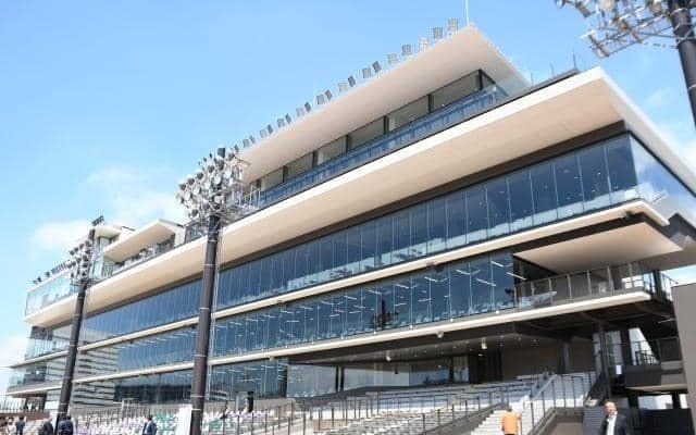 船橋競馬場新スタンドの内覧会開催 29日のフルオープン前に