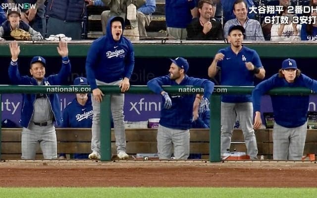 大谷翔平 “フェン直”特大ツーベースにドジャースベンチ熱狂　「カモン！」4人並んでDBZポーズ、HR未遂に同僚も身を乗り出して大興奮