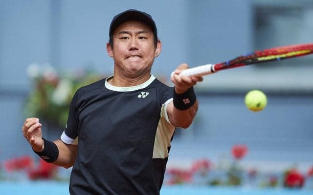 西岡良仁、2時間超の熱戦も世界35位オジェ・アリアシムに逆転負けを喫し初戦敗退[マドリード・オープン]
