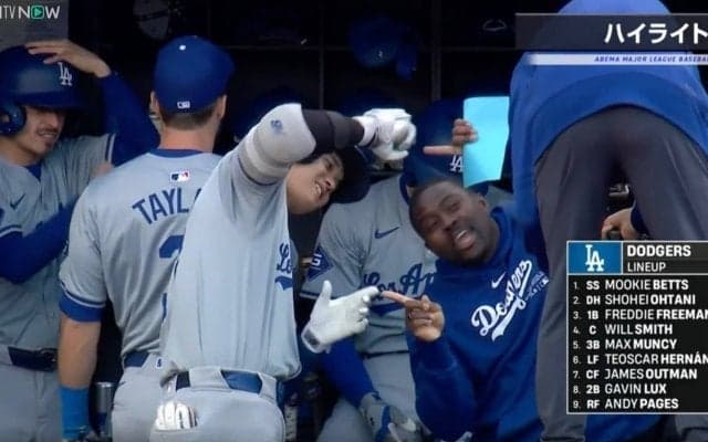 ファン騒然！ 大谷翔平、ベンチで楽しそうにはしゃぎまくる瞬間　仲良しコーチとの“ほっこりシーン”が話題に 「神対応すぎる」「毎日このテンションｗ」