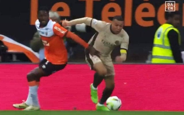 「ゲームより凄え！」エンバペの“宇宙人ドリブル”が世界中で大バズり！ 高速タッチから股抜き→完璧アシストの一部始終にファン驚愕「こんなの見たことない」「クレイジーだ」