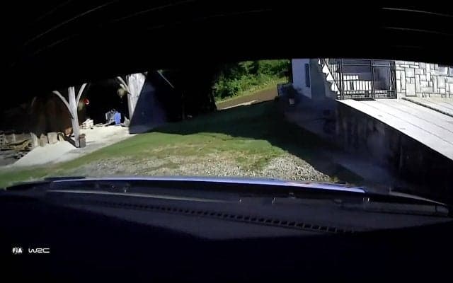 おっとっと行きすぎた！ラリー車が民家に“突撃未遂” 「そこに駐車することはできません」WRCならではの珍光景がSNSで話題に