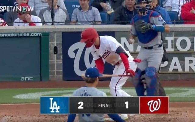 球場騒然！ 山本由伸のボールで“異変”が起きた…！？ 三振したバッターのリアクションがヤバすぎると世界中で話題に 「えっ？」「大丈夫かよ…」