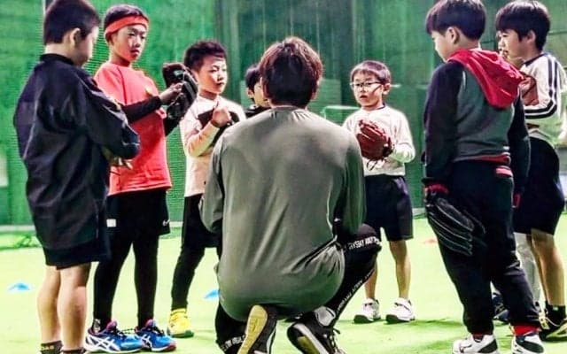 華麗な守備への第1歩は「捕れなくていい」　“執着心強い子”に伝えるゴロ捕球の形