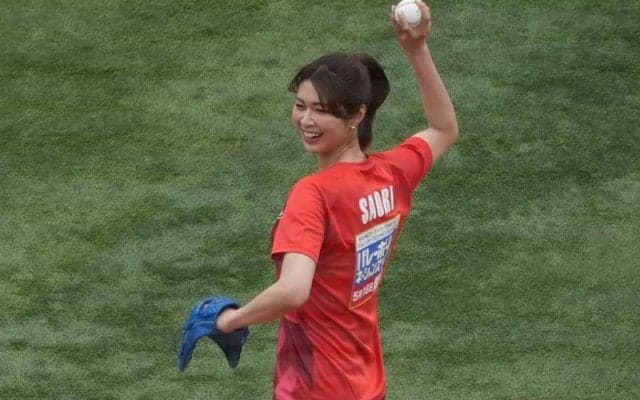 185cmの長身スラリ…引退後も変わらぬ驚愕スタイル　笑顔の始球式に場内大拍手