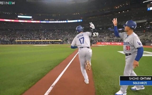 フリーマンが大谷翔平に…今季7号での感動的な一コマ 本塁で出迎える姿にファン感涙