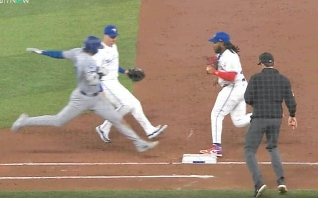 あわや大惨事！ 大谷翔平のスピードがヤバすぎる瞬間　相手選手が飛んだ… 衝突寸前の激走対決「ヒヤヒヤするわ」「思わず声出た」