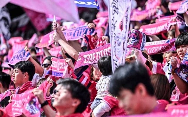 「動画を再生した瞬間に吹き出す」C大阪の選手入場での「海パン一枚×ケンケン×骨折」というトリプルパンチ映像が「おもろすぎる」と話題に！ 人気芸人が見せた根性炸裂シーン 