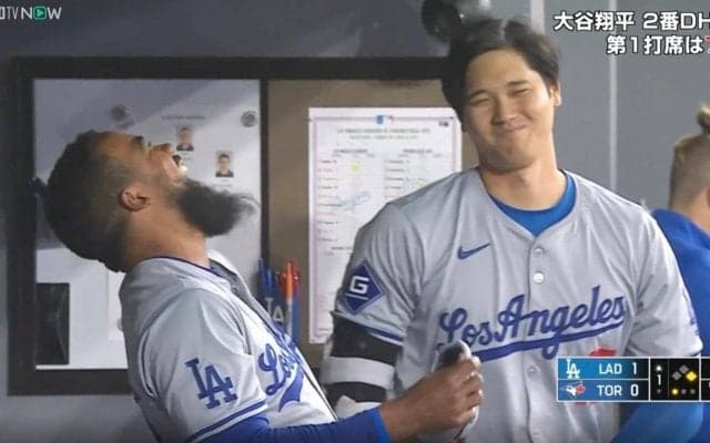 大谷翔平は一体、何を話してたのか…！？　チームメイトが大爆笑！ ホームラン後のベンチで見せた一瞬の“表情”にファン騒然 「変わったなあ…」「通訳いらんやんw」