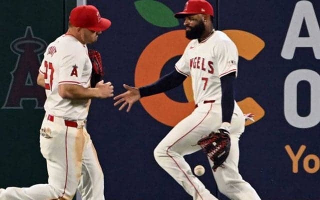 トラウトも呆然の“衝撃落球”「なんてこった」　打球見ず体に直撃…エ軍25歳に失望の声