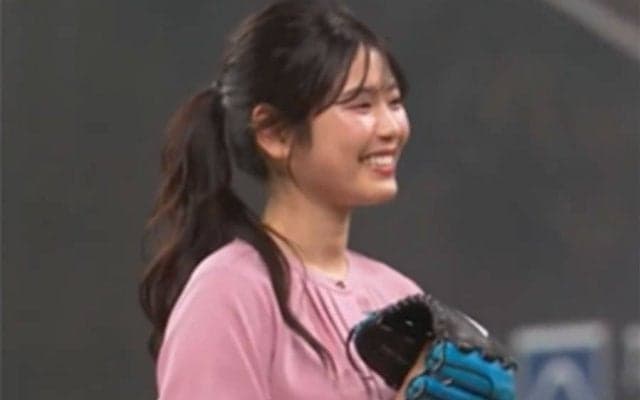 “元エースチア”の恥じらい投球「可愛すぎ」　スカートひらりの一投が「とってもステキ」