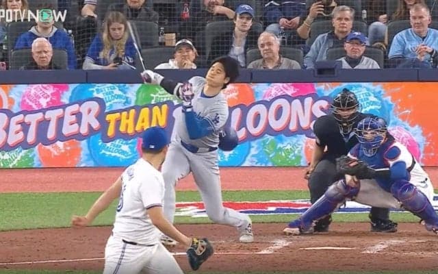 球場騒然！ 大谷翔平に一体、何が起きたのか…！？ ヘルメットが吹き飛んだ“豪快フルスイング”がヤバすぎると話題に「当たったらヤバい」「怖すぎるだろ」 