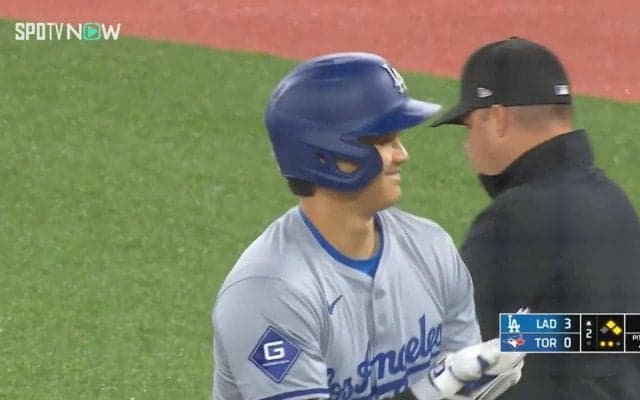 大谷翔平、審判まで虜にしちゃう？あざとかわいい仕草 偶然が生んだ見たこともないような“審判とハイタッチ”っぽい動き
