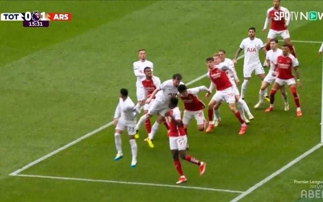 「ほぼ冨安のゴールだ」冨安健洋が大一番で大仕事！ ゴリっと身体を入れ相手をブロック→オウンゴール誘発の瞬間「冨安がちゃんと競ったから生まれた得点」