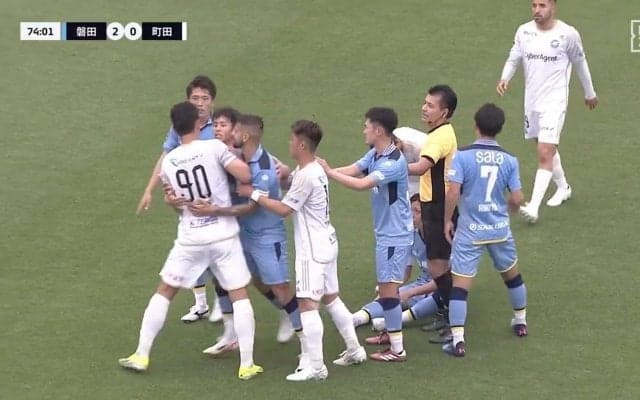 「時間稼ぎか？」「フラストレーションマックス」突然座り込んでリスタートを遅らせた選手に「立てよ」と詰め寄り一触即発！あわや乱闘の一部始終「ブチギレてるやん」