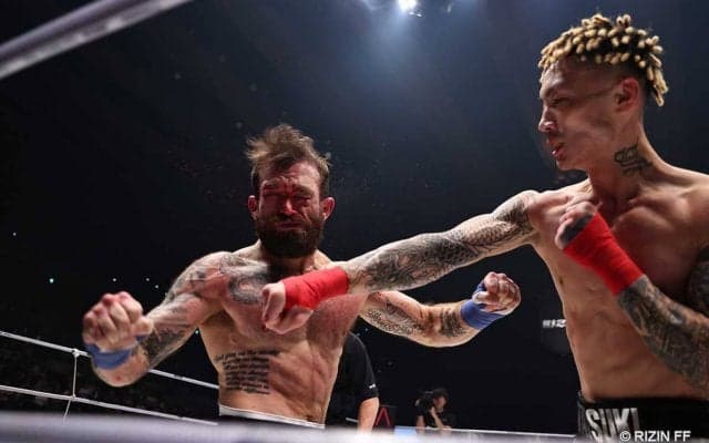 【RIZIN.46】「ほぼノーダメージ」篠塚辰樹が“鮮烈”KO勝ち、対戦相手は出血し立ち上がれず……“日本初上陸”ルールで完勝
