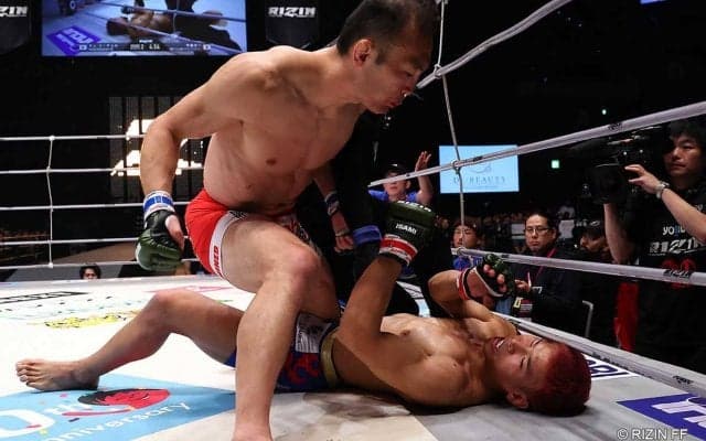 【RIZIN.46】「やっぱり強すぎる……」キム・スーチョル、左フックで日本人10連勝の“衝撃”KO　日韓対抗戦は日本チームの勝利
