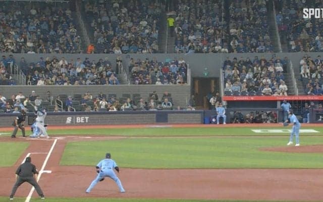 一体、何が起きた！？ 大谷翔平の“特大飛球”でハプニング発生… 外野手のプレーがヤバすぎると世界中で話題に 「大丈夫かよ！」「無茶しやがって」