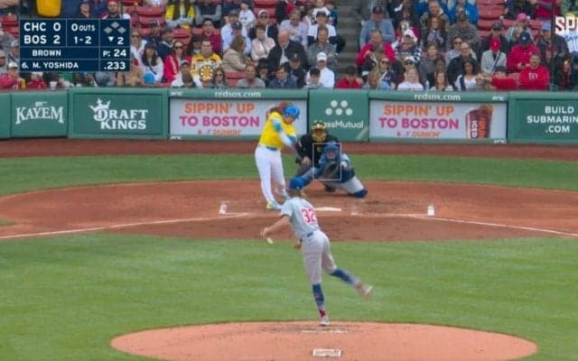 ファンがブチギレ！だから出せって言っただろ？　レッドソックス・吉田正尚、大爆音をさせた“グリーンモンスター直撃打”がヤバすぎる 「すごい音だな…」「ベルト上がってきた」