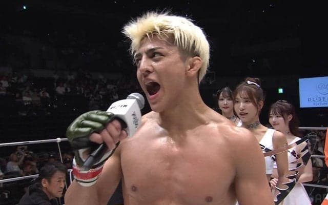 「キャー」ラウンドガールが逃げ惑う珍事 鈴木千裕、勝利の美酒に…初防衛直後の微笑ましい一コマ