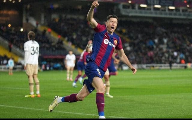 チャビ監督続投のバルセロナ、レヴァンドフスキのハットなどで10人のバレンシアとの打ち合いを制す！【ラ・リーガ】