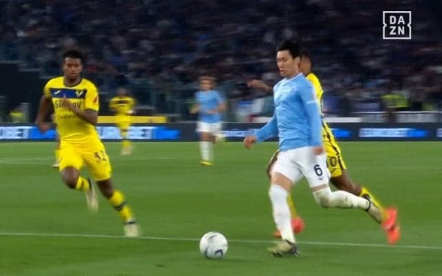 「なぜシュートを打たない…」鎌田大地の消極的プレーにファン落胆…完璧な抜け出し→まさかのパス選択で決定機を逃した瞬間「初めから打つ気があれば…」