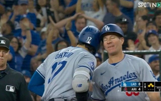 放送事故レベル！ 大谷翔平のヒットで“異変”が起きた…！？ 一塁コーチのリアクションがヤバすぎると話題に「大丈夫かよw」「もはや頭突き」