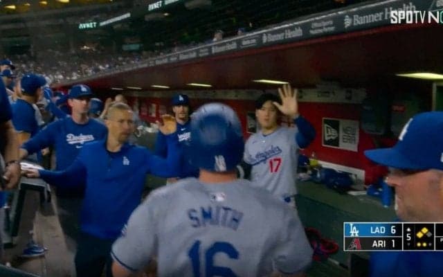これは反則レベル！ 大谷翔平、ハイタッチがヤバすぎると話題に　ベンチで見せた“巨大すぎる”リアクションにファン騒然「大丈夫かよw」「吹っ飛ぶレベルだな」
