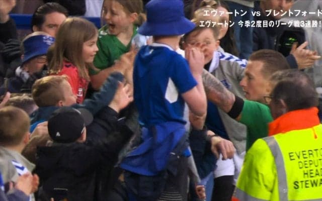 「優しいとこあるじゃん…」悪童イングランド代表GKの“神対応”に感動！「一生の宝物」をプレゼントして少年少女を “最高の笑顔”にした一部始終