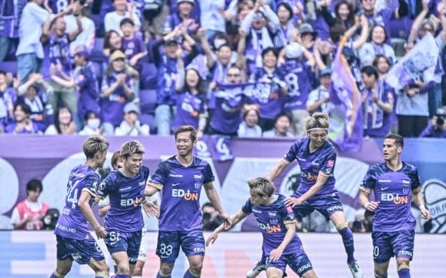 「めっちゃかわいい!!」「おつか恋花」入社4年目女子アナのJ1広島紫ユニ“ピースショット”に反響！「無敗の女神なんかな〜」「ユニホームもお似合いですよ」の声