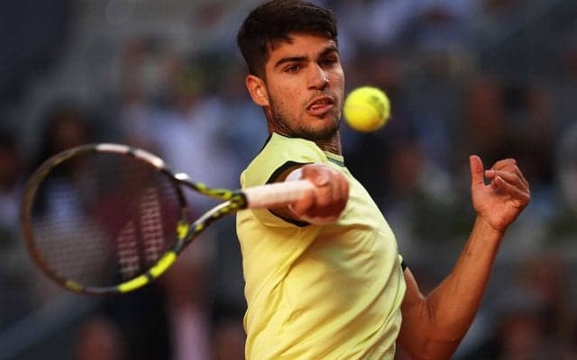 アルカラス、世界24位との激闘制して3連覇へ試練乗り越える「1ヵ月も試合に出ていなかったのに3時間もプレーできたのは驚き」[マドリード・オープン]