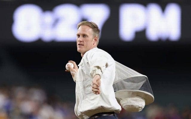 ド軍戦で珍事連発…ハチ駆除した直後に始球式　作業員に場内大歓声「アワーヒーロー」