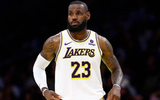 レブロンがプレーヤーオプションを破棄してレイカーズと複数年契約締結か…明言避け「今は家族が何よりも優先」