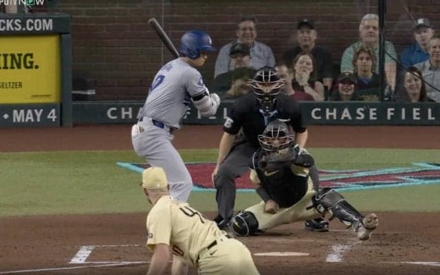 球場騒然！ 大谷翔平に一体、何が起こったのか…！？ 何故、一切動かない… リアクションがヤバすぎると話題に「えっ？」「ピッチャーもビビってるだろ」