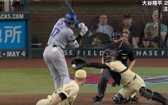危ないだろ！大谷翔平にあわや死球直撃の大ピンチ…　一体、何が起きた！？ 危険なボールをギリギリ回避した“超絶テクニック”がヤバすぎる 「すげえ神業」「マトリックスだなw」