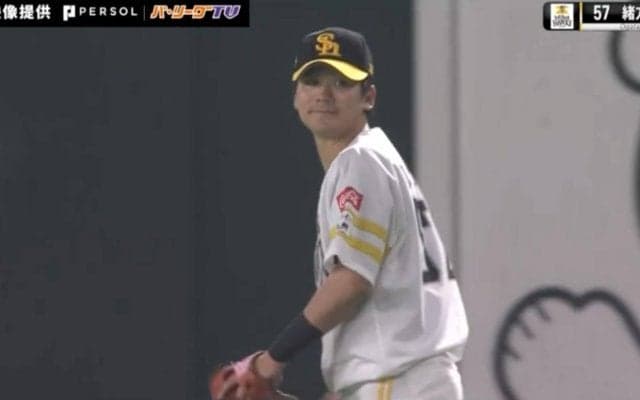 マジかよ…！？ 漫画レベルの“ど根性ダイビングキャッチ”がヤバすぎる　“育成出身”ソフトバンク・緒方理貢のガッツあふれるプレーが話題に