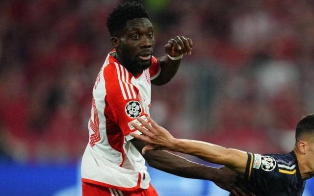 「こんなことあるんだ」「これは面白い」選手交代で突然スタッフが引き止めるためにダッシュ…アルフォンソ・デイビスも苦笑い