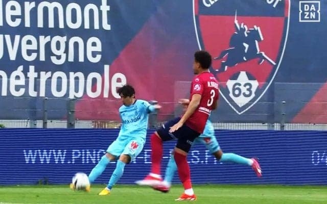 「本当に美しいクロス」伊東純也が“もはやベッカム”の決定的瞬間！ 味方FWの痛恨ミスで「なんで枠に飛ばない」「これを決められないなんて…」とファン落胆